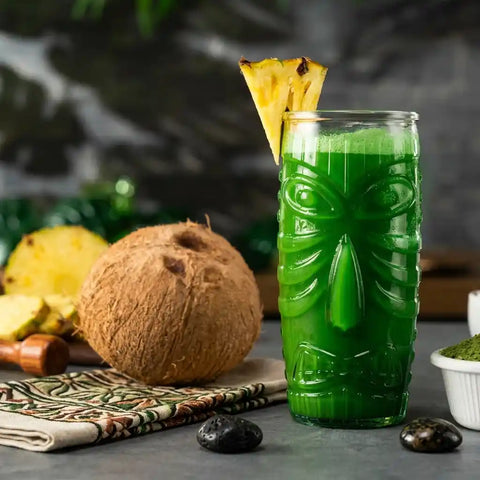 cóctel matcha servido en vaso alto