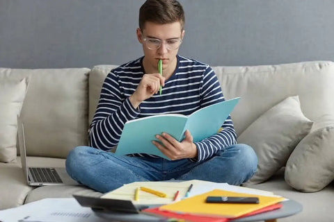 chico concentrado estudiando