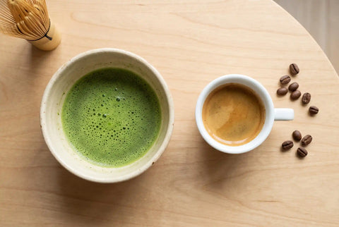 Taza de té matcha y taza de café, comparación de teína y cafeína