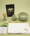 Elementos del kit de té matcha Genbu con chawan, chasen, chashaku y matcha ceremonial