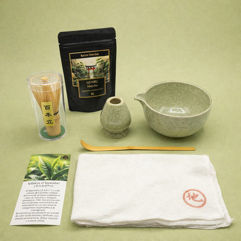 Elementos del kit de té matcha Genbu con chawan, chasen, chashaku y matcha ceremonial