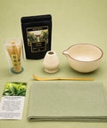 Elementos del kit de té matcha Genbu con chawan, chasen, chashaku y matcha ceremonial