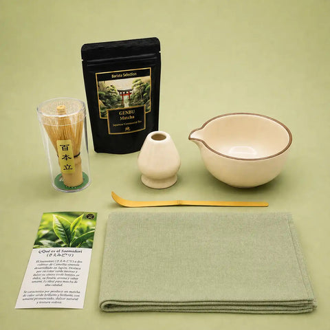 Elementos del kit de té matcha Genbu con chawan, chasen, chashaku y matcha ceremonial