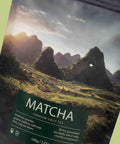 Detalle de la etiqueta del matcha Genbu con paisaje montañoso de Vietnam