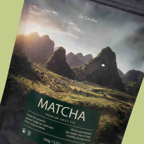 Detalle de la etiqueta del matcha Genbu con paisaje montañoso de Vietnam