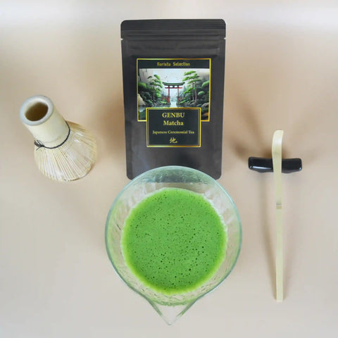 Bolsa de matcha Genbu, batidor y cuenco con té preparado