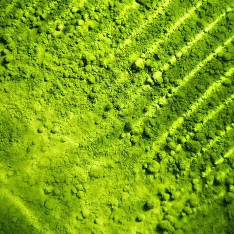 Primer plano de polvo de té verde matcha con algo de textura