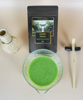 Bolsa de matcha Genbu, batidor y cuenco con té preparado